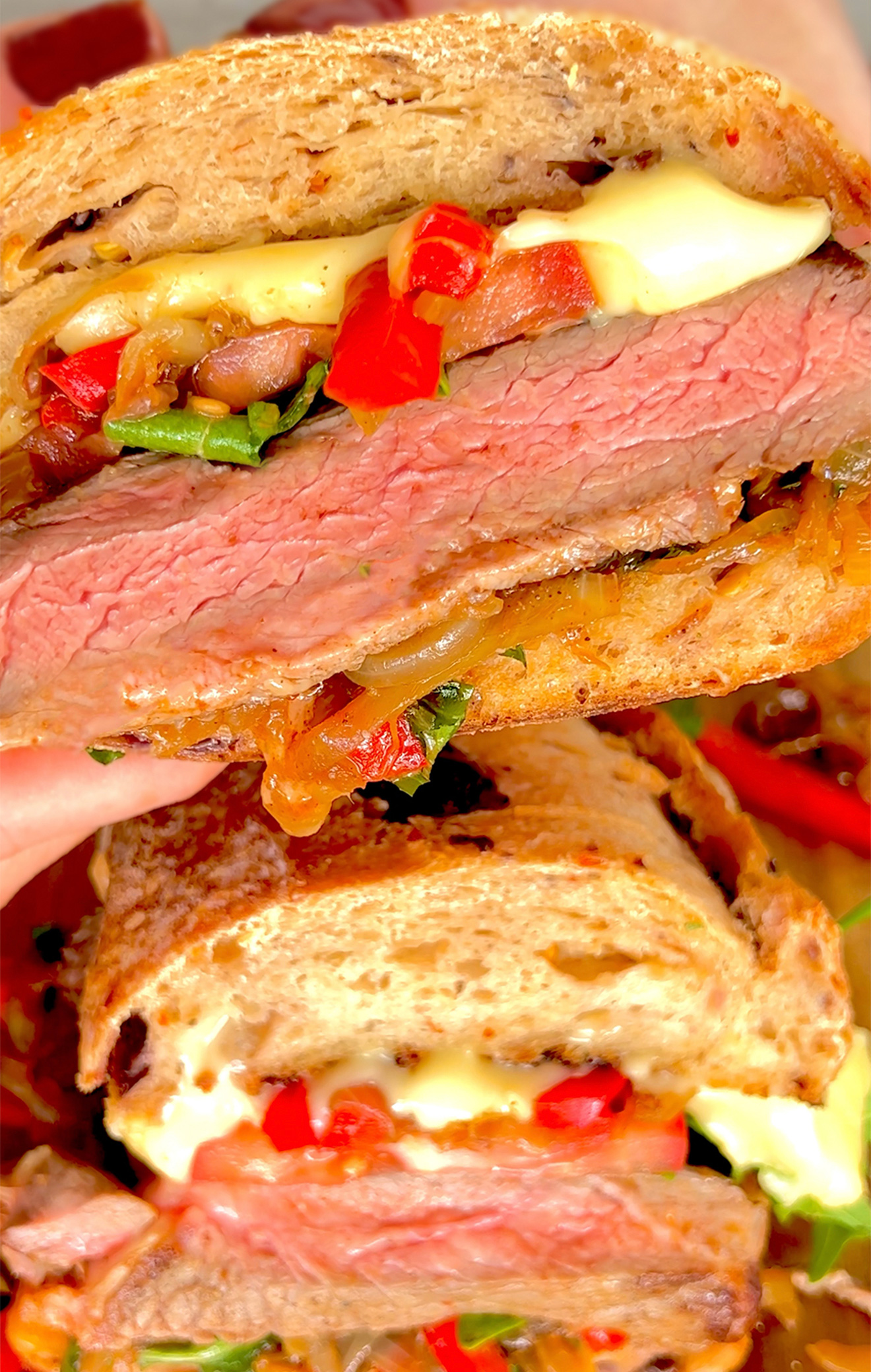 easy One Pan Fillet Steak Sandwich with Caramelized Onion, Mozzarella, and Spicy Sauce – Low-Carb Delight